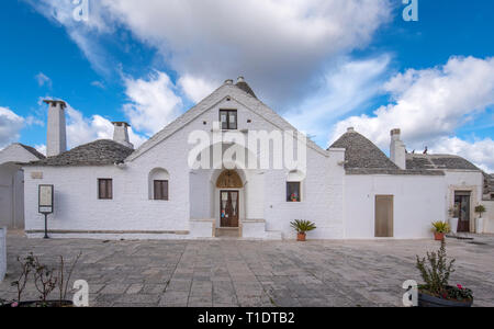 Trullo Sovrano Museum (Corte Papa Cataldo) in Alberobello, Puglia, Italien. Die einzige Trulli Haus ein Doppelboden in der Stadt zu haben. Stockfoto