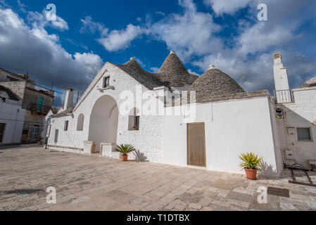 Trullo Sovrano Museum (Corte Papa Cataldo) in Alberobello, Puglia, Italien. Die einzige Trulli Haus ein Doppelboden in der Stadt zu haben. Stockfoto