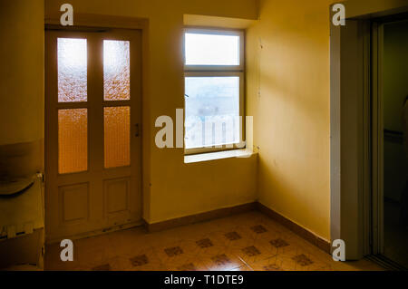 Hohe Etage. Beenden der Aufzug- und Tür Fenster mit Blick auf die Sicherheit Treppen in einem Gebäude in Kiew in der Ukraine Stockfoto