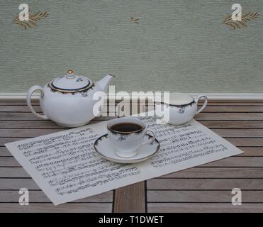 Englisch Teetasse mit Untertasse, Teekanne und Creme Kanne, Fine Bone China Porzellan, auf einem Blatt von Musik Stockfoto