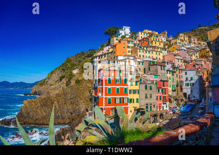 Riomaggiore, Italien - März 2019: Riomaggiore ist einer der fünf Cinque Terre reisen Attraktionen, ein traditionelles Fischerdorf in La Spezia, ich Stockfoto