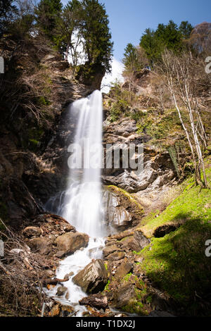 Einer der Wasserfälle Finsterbach in Sattendorf am Ossiacher See in Kärnten, Österreich Stockfoto