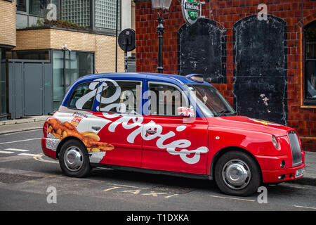 Werbung Mohnblumen auf einem Roten und Blauen London Taxi geschrieben Stockfoto