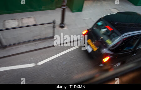 Traditionelles Londoner Black Cab Taxi Stockfoto