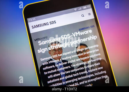 Berdyansk, Ukraine - März 25, 2019: Samsung SDS-Website Homepage. Samsung SDS-Logo sichtbar auf dem Bildschirm "Telefon" Stockfoto