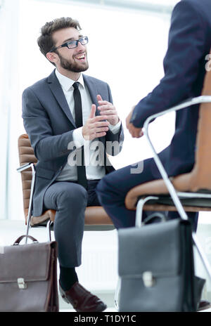 Zwei Geschäftsleute mit Aktentaschen in der Nähe von sich selbst Stockfoto