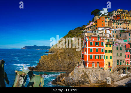 Riomaggiore, Italien - März 2019: Riomaggiore ist einer der fünf Cinque Terre reisen Attraktionen, ein traditionelles Fischerdorf in La Spezia, ich Stockfoto