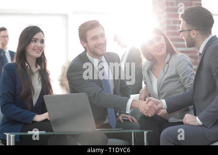 Erfolgreiche Partnerschaft in der Wirtschaft werden mit in die Hände schütteln Stockfoto