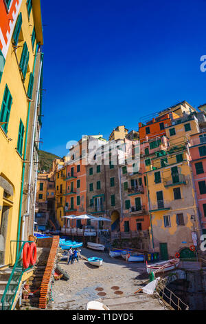 Riomaggiore ist einer der fünf Cinque Terre reisen Attraktionen, ein traditionelles Fischerdorf in La Spezia, in der Küste von Ligurien Italien zu verorten. Stockfoto