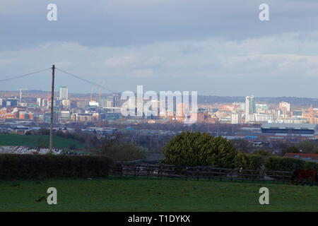 Blick auf Leeds City Centre von einem Bauernfeld in Morley. Stockfoto