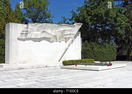ZAGREB, KROATIEN - 21. AUGUST 2012: Das Grab des Helden im Zentrum von Zagreb entfernt, Friedhof Mirogoj Stockfoto