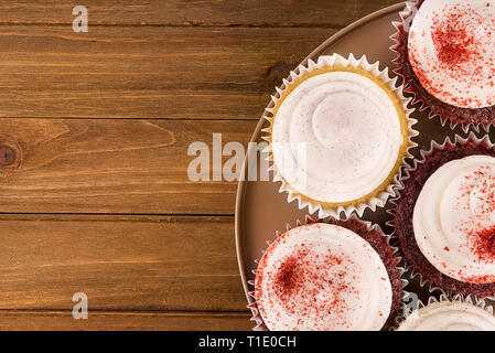 Kochen cupcakes Hintergrund mit auf hölzernen Tisch. Blick von oben. Stockfoto