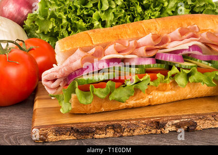 Schließen bis auf u-boot Schinken Sandwich, Gemüse in den Hintergrund. Stockfoto