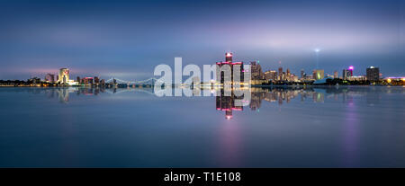 Detroit, Michigan Skyline bei Nacht geschossen von Windsor, Ontario, USA Stockfoto