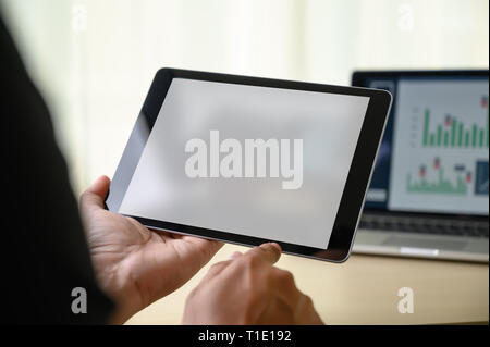 Man Hände multitasking Mann mit Tablet close up close up in die Arbeit im Büro Stockfoto