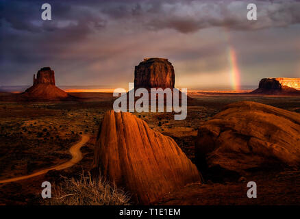 Ein Regenbogen bricht durch clearning Sturm im Monument Valley. Stockfoto