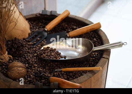 Schwarzen Kaffee Geröstete Kaffeebohnen und Kaffee in Holz, Löffel und Zimtstangen Stockfoto