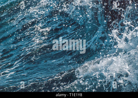 Giant Ocean Wave während der Sturm. Ferienhäuser Sommer frisches Bild Stockfoto