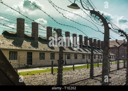 Zäune und Schornsteine der Gebäude, in denen die Körper der toten Juden in der NS-Konzentrationslager von Auschwitz und Birkenau in Polen verbrannt wurden, Stockfoto