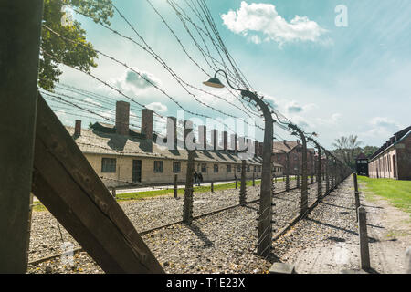 Zäune und Schornsteine der Gebäude, in denen die Körper der toten Juden in der NS-Konzentrationslager von Auschwitz und Birkenau in Polen verbrannt wurden, Stockfoto