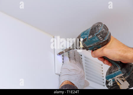 Der Mensch ist die Hand Bohren in den Händen. Die Installation der Wand Bad Restaurierung Reparatur Renovierung in der Wohnung. Stockfoto