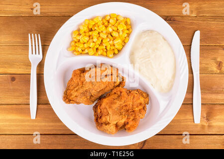 Fried Chicken tv Dinner auf hölzernen Hintergrund, Ansicht von oben. Stockfoto