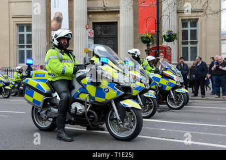 Met Polizei Motorrad Traffic Control Division Patrouillen der Abstimmung März in Central London, UK Stockfoto