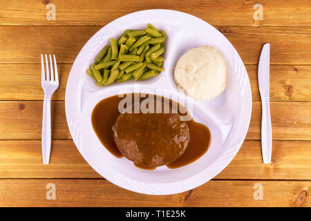 Beef patty tv Dinner auf hölzernen Hintergrund, Ansicht von oben. Stockfoto