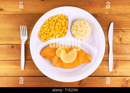 Zerschlagene Fisch tv Dinner auf hölzernen Hintergrund, Ansicht von oben. Stockfoto