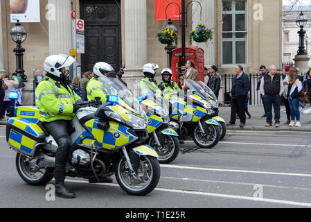 Met Polizei Motorrad Traffic Control Division Patrouillen der Abstimmung März in Central London, UK Stockfoto