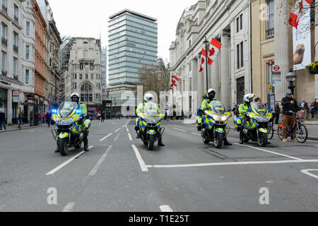 Met Polizei Motorrad Traffic Control Division Patrouillen der Abstimmung März in Central London, UK Stockfoto