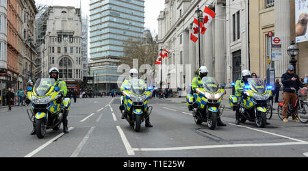 Met Polizei Motorrad Traffic Control Division Patrouillen der Abstimmung März in Central London, UK Stockfoto