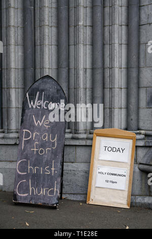 Blackboard Hinweis zum Gebet für die Opfer des Massakers, Christchurch Nelson Anglikanische Kathedrale, Nelson, Neuseeland. Stockfoto