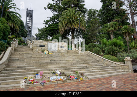 Tribute, Blumen und die Notizen für die Opfer des Massakers von Christchurch auf die Schritte der Nelson Anglikanische Kathedrale, Nelson, Neuseeland. Stockfoto