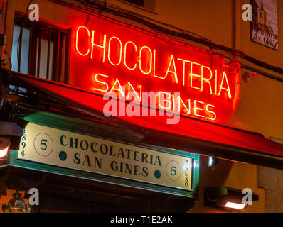 Berühmte Madrid Chocolatería San Ginés, Trinken San Gines Schokoriegel in der pasadizo de San Gines. Madrid, Spanien. Stockfoto