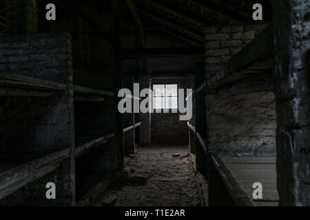 Schlafräume mit Etagenbetten aus Holz mit Gefangenen schrecklichen Lebensbedingungen an der NS-Konzentrationslager Birkenau in Oswiecim, Polen, ein Stockfoto