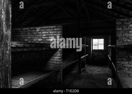 BW Foto von Schlafräume mit Etagenbetten aus Holz mit Gefangenen schrecklichen Lebensbedingungen an der NS-Konzentrationslager Birkenau in Stockfoto