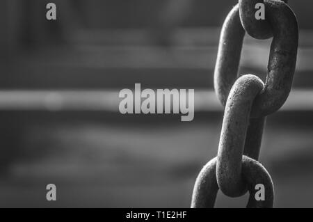 Nahaufnahme einer dicken eisernen Kette in Schwarz und Weiß zum Anheben schwerer Geräte Stockfoto