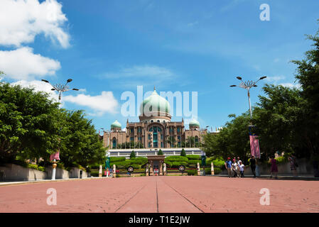 PUTRAJAYA, MALAYSIA, November 2018, die Besucher an Perdana Putra, die Häuser der Bürokomplex der Premierminister von Malaysia. Stockfoto