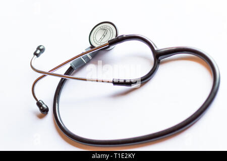 Medizinische Ausrüstungen Stethoskop auf weißem Hintergrund Stockfoto