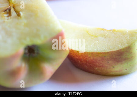 Eine halbe Apple mit einem Apple Schicht auf einem weißen Hintergrund einer geringen Tiefenschärfe anzeigen Stockfoto