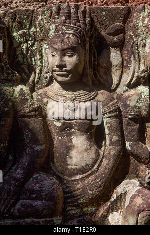 Flachrelief aus Sandstein aus dem 10. Jahrhundert Schnitzen einer Apsara Tänzerin auf einer Wand des Elefanten Terrasse in Angkor Thom Tempel Komplex, Siem Reap, Kambodscha. Stockfoto