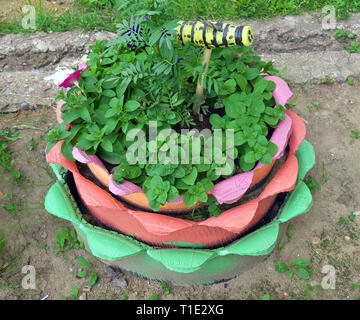 Altes Auto als Dekoration und Blumen Topf in einem Garten verwendet