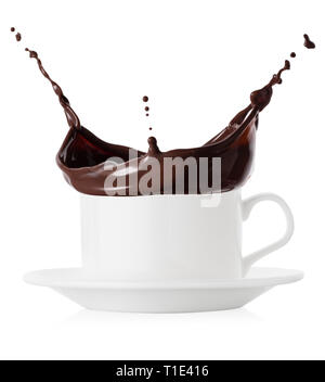 Splash von heißer Schokolade in Weiß Tasse und Untertasse Stockfoto