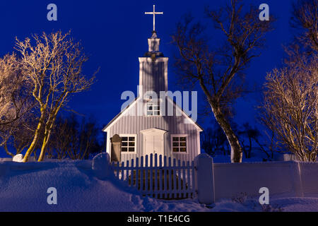 Flutlicht hölzerne Kapelle in der Nacht im Winter, Island Stockfoto