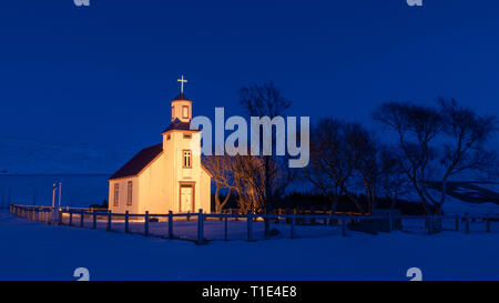 Flutlicht hölzerne Kapelle in der Nacht im Winter, Island Stockfoto