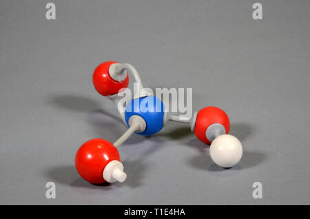 Molekülmodell von Salpetersäure. Weiß ist <Wasserstoff, Rot ist Sauerstoff und Stickstoff, Blau ist eine offene Anleihe mit einem weißen Stecker maked. Stockfoto