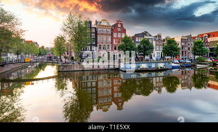 Amsterdam Canal Häuser bei Sonnenuntergang Reflexionen, Niederlande Stockfoto