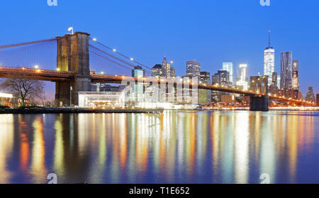 Brooklyn Bridge über den East River in der Nacht in New York City Manhattan Stockfoto