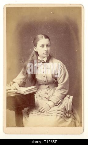 Original viktorianische CDV (Carte de Visite) von jungen Mädchen im Teenageralter, mit langen Haaren, Miss Powell, Islington, London, Großbritannien um 1880 Stockfoto